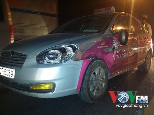 Chiếc xe taxi cũng bị móp phần đầu xe và gãy gương.
