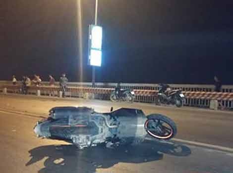 Co tinh di xe may len cau Thang Long, bi taxi can tu vong hinh anh