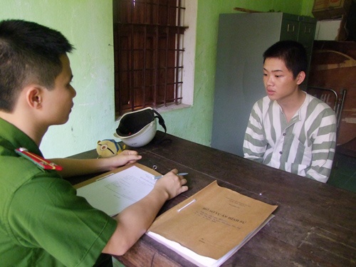 Ten cuop bi bat khi dieu tri vet thuong o trung tam y te hinh anh