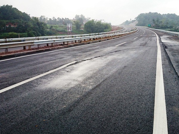 Bo truong Thang: Vet nut cao toc Lao Cai la bat thuong hinh anh