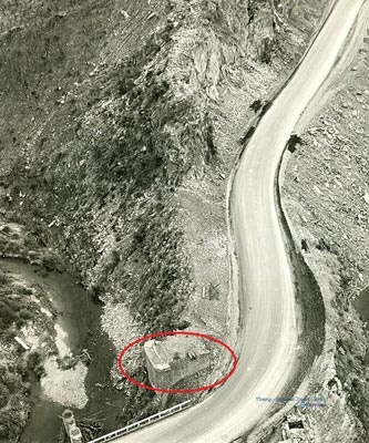 Mố cầu Đầu Mầu (khoanh tròn) - di tích còn sót lại sau trận biệt đội của ta đánh sập (Ảnh tư liệu).