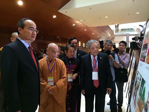 Các đại biểu xem triển lãm tại Đại hội Đại biểu toàn quốc MTTQ Việt Nam lần thứ VIII.