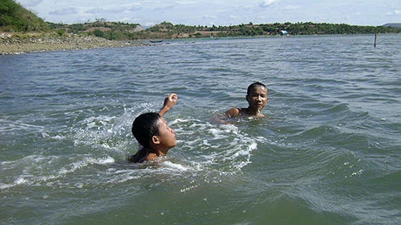 Ru nhau tam bien, 6 hoc sinh duoi nuoc hinh anh