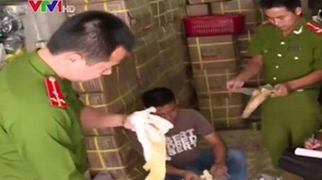 Cơ quan chức năng kiểm tra phát hiện các cơ sở tiêu thụ găng tay tái chế tại Hà Nội.