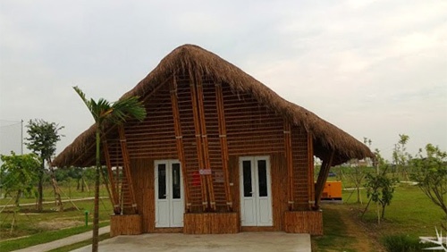 Khu sinh thái ở dưới chân cầu Thanh Trì, bao gồm bể bơi, sân bóng đá và tenis.