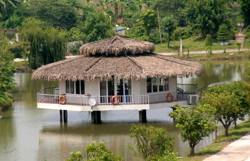 Bàn đá, vườn cảnh tại một khu sinh thái gần cầu Vĩnh Tuy.