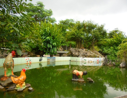 Ben trong khu an choi ngu nghi cua dai gia o giua bai song hinh anh