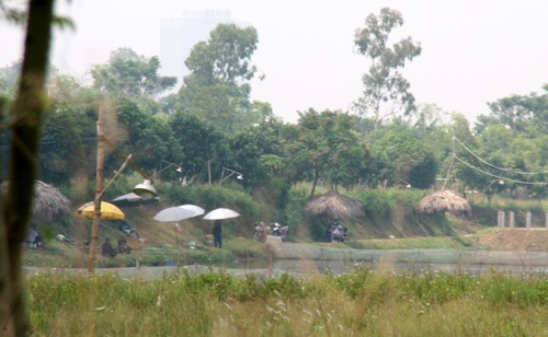 Tại đây, lúc nào cũng có vài chục người “ngồi thiền” với chiếc cần câu. Người ngồi mé bờ, người xắn quần lội xuống sát mép hồ để buông cần, hoặc đơn giản chỉ ngồi trong chòi để buông cần….