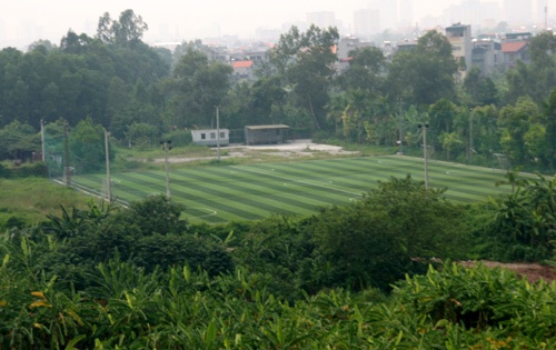 Bên cạnh hồ câu, các sân bóng mini cũng khá phát triển. Dọc ven đường đê có tới hàng chục sân bóng mở ra, tấp nập vào cuối ngày cho tới tận tối. Phần đông là thanh niên và dân công sở tới tập luyện, thi đấu.