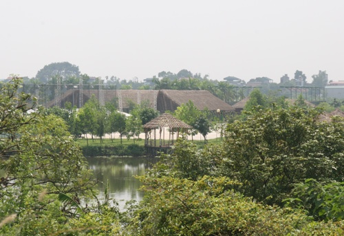 Một khu sinh thái khách được đầu tư tiền tỷ, rộng hàng chục ha. Tổ hợp này gồm sân bóng, tenis làm chỗ tập thể thao và các dịch vụ ăn uống, vui chơi giải trí.