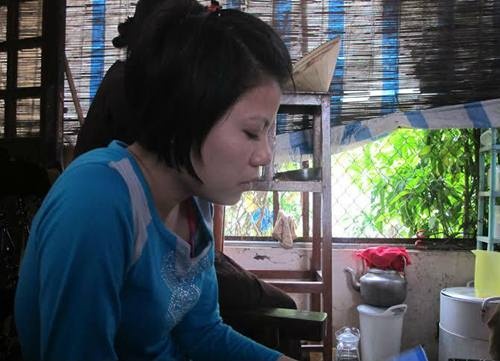 Chị Hương đau đớn trước sự ra đi đột ngột của đứa con gái đầu lòng.