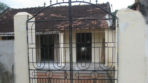 Cai 'dop' treo co trong ngoi nha dung tren bai tha ma? hinh anh