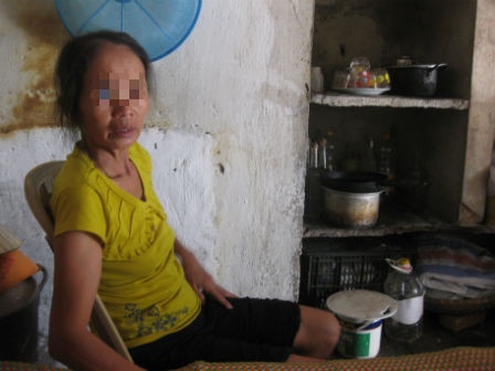 Lo sợ căn nhà, người sống đành biến thành gian thờ người chết, mẹ con bà cháu xuống bếp ở.