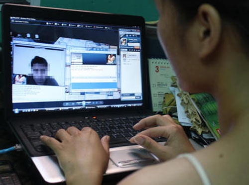 Gia dong tinh nu de chat sex, tong tien nu sinh hinh anh