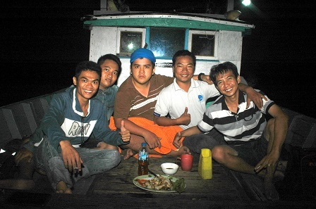 Mực nướng và rượu là hai món rất hợp với cái lạnh của biển đêm.