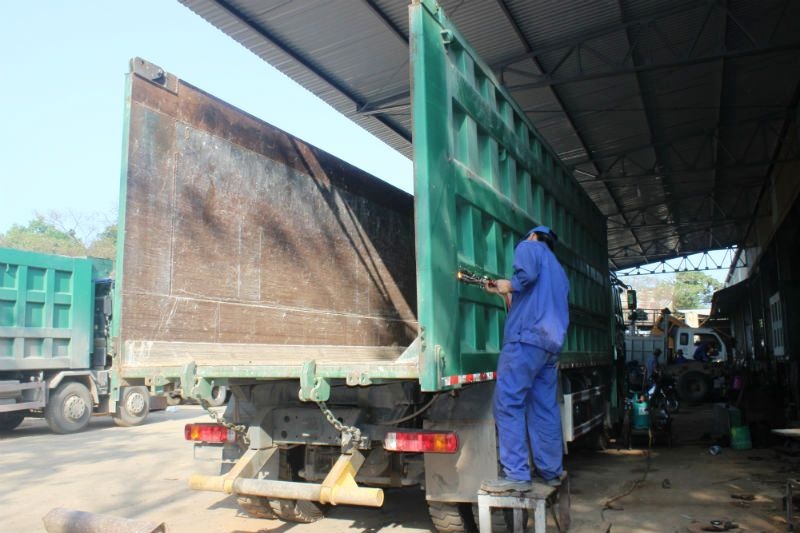 Những ngày qua, nhiều xe ‘Hổ vồ’ nâng thùng đã lũ lượt đến các xưởng cơ khí tại địa bàn Quỳ Hợp và TX. Thái Hòa (Nghệ An) để chủ động cắt gọt về nguyên trạng ban đầu. Tại Cty CP Cơ khí và xây lắp 250 Phủ Quỳ (TX. Thái Hòa), mỗi ngày có cả chục lượt xe ‘Hổ vồ’ đến để “phẫu thuật”.
