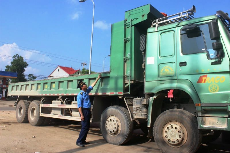 Miền Tây Nghệ An, đặc biệt là huyện Quỳ Hợp tập trung hàng loạt mỏ đá và nhiều loại khoáng sản. Tại đây có hàng trăm xe ‘Hổ vồ’ ngày đêm lưu thông trên các trục đường. Báo VietNamNet từng phản ánh tình trạng xe quá tải, chủ yếu là ‘Hổ vồ’ chở đá cày nát tuyến đường tỉnh lộ 532 huyết mạch và những trục đường liên xã ở Quỳ Hợp. Trước sự quyết liệt của Sở GTVT Nghệ An, nhiều doanh nghiệp chủ động đưa xe đi cắt gọt trở lại hiện trạng ban đầu. 
