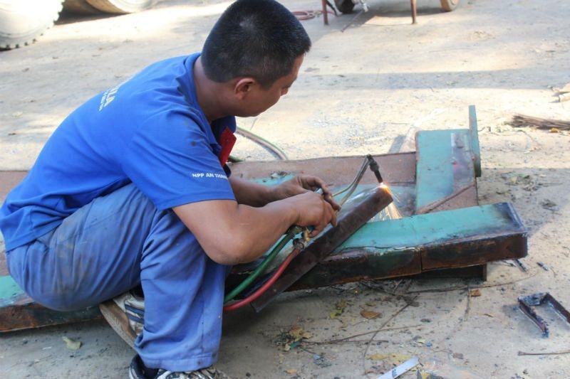 Anh Nguyễn Hồng Nghĩa, một thợ cơ khí chi sẻ, trước đây, công việc của những người thợ như anh là đóng bệ, gò hàn cơi nới thùng xe. Bây giờ anh lại được thuê làm ngược lại, cắt gọt những thùng xe quá khổ.