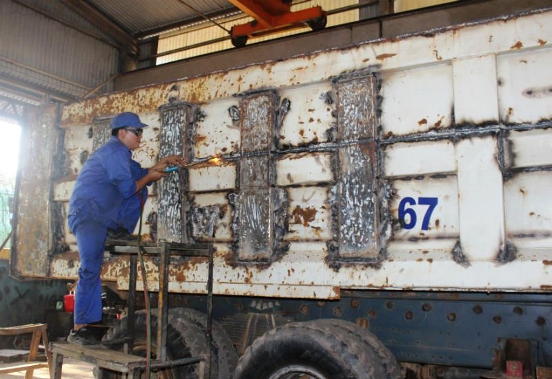 Vao cong xuong ‘cat got’ xe qua tai hinh anh