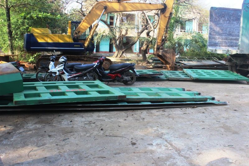 Bên trong công xưởng ‘phẫu thuật’ xe Hổ vồ, nhiều mảnh thùng xe bị cắt bỏ nằm ngổn ngang.