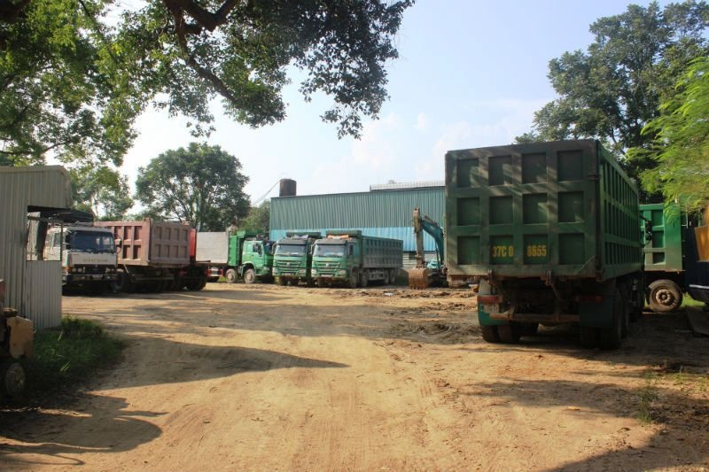 Hàng loạt xe ‘Hổ vồ’ xếp hàng trong các xưởng cơ khí chờ đến lượt để cắt gọt thùng xe cơi nới.