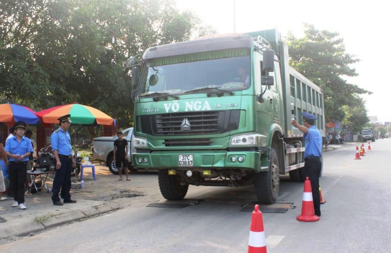 Trước tình trạng xe quá tải hoành hành trên tuyến QL48, một trạm cân được đặt ngay tại ngã 3 Săng Lẻ (xã Tam Hợp, Quỳ Hợp) để kiểm soát, xử lý các xe chở quá tải trọng.
