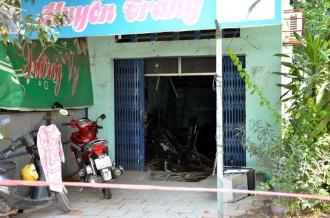 Hai xe gắn máy bị cháy sém. Bên trong tiệm đồ đạc ngổn ngang.