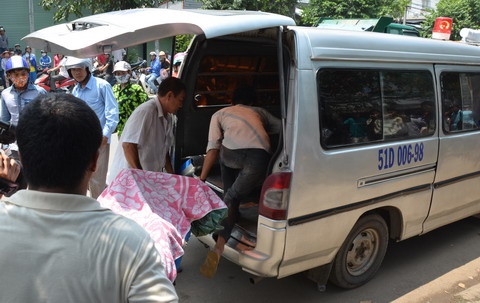 Đưa thi thể nạn nhân về nhà xác.