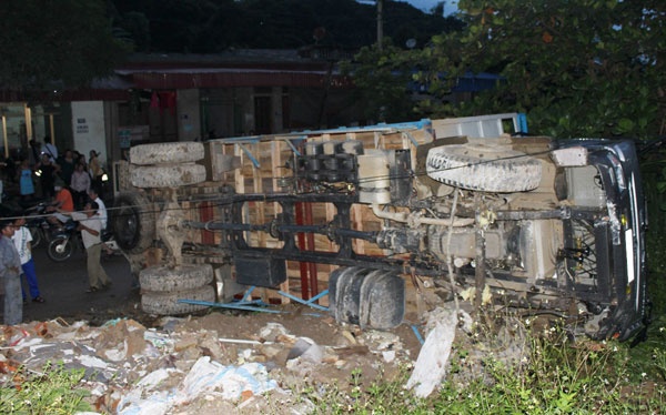 Xe tai tong nhau sap 2 ngoi nha, 9 nguoi nhap vien hinh anh