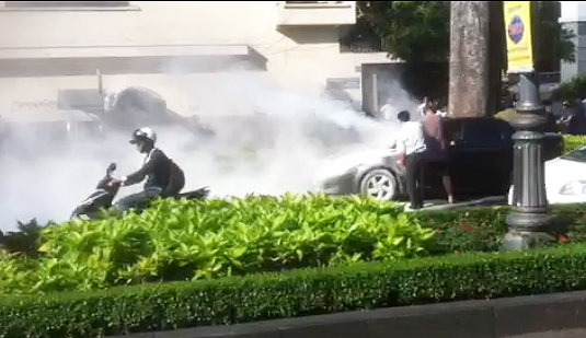 Oto chay giua duong pho TP.HCM hinh anh