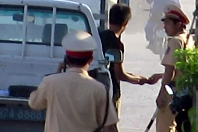 Suốt quá trình làm nhiệm vụ, CSGT kiểm tra giấy tờ của lái xe xuất trình chớp nhoáng, không cần nhìn (ảnh chụp lúc 16h34 ngày 14.9 trên QL1A đoạn qua xã Quỳnh Giang, huyện Quỳnh Lưu).