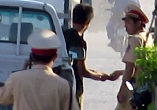 CSGT Nghe An kiem tra giay to chi trong 5 giay hinh anh