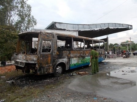 Xe buyt chay rui trong cay xang hinh anh