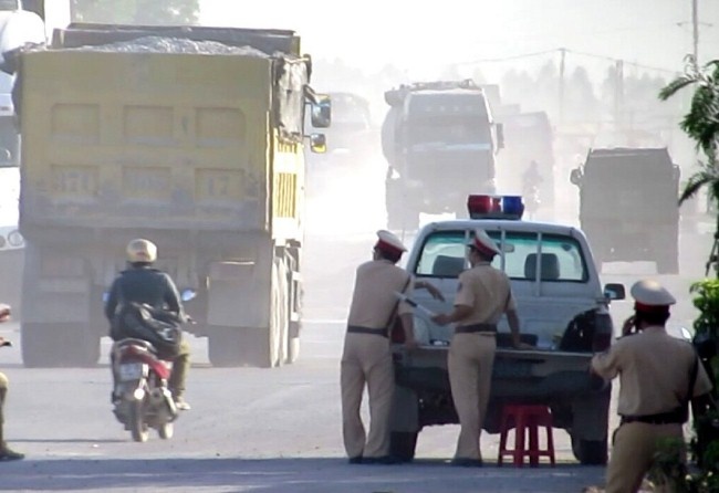 Tài xế xe ôtô tải ngoại tỉnh ôm CSGT sau khi được trả lại giấy tờ chưa đầy 5 giây (ảnh chụp từ clip lúc 9h17 ngày 15.9 trên QL1A đoạn qua huyện Diễn Châu).