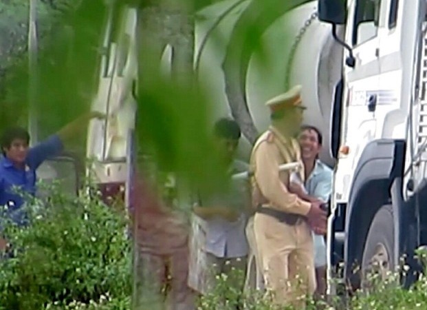 Chỉ có những xe ngoại tỉnh, xe tải nhỏ mới bị dừng lại. Còn xe chở đá, đất tràn thùng thì thản nhiên không bị “sờ gáy” (ảnh chụp từ clip vào chiều 14.9 trên QL1A đoạn qua xã Quỳnh Giang, huyện Quỳnh Lưu).