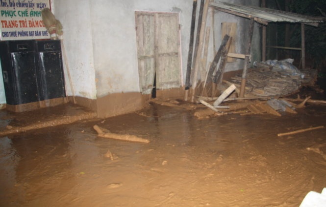 Bùn thải chảy tràn các con đường, có đoạn đường bị ngập tới 50 cm bùn.