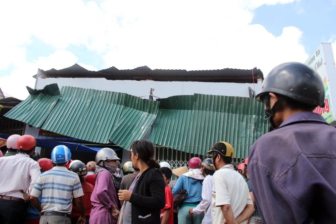 Những tấm tôn treo lơ lừng sau khi tấm đan sập.