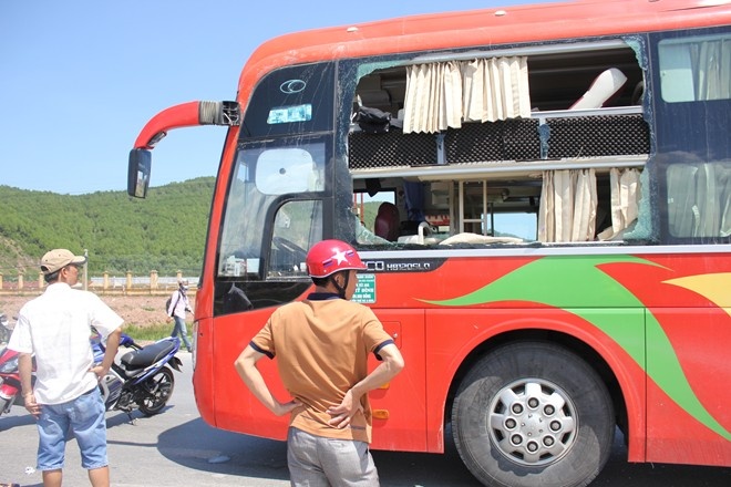 Clip mo phong hop qua phat no tren xe giuong nam hinh anh