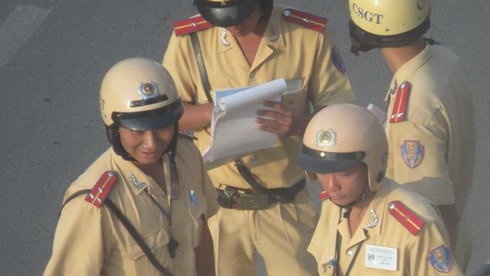 Giang cap 4 CSGT trong vu 'vach vi nguoi vi pham' hinh anh