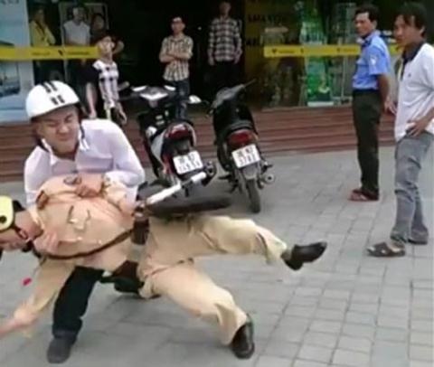 'Dau gau' xa dam vao mat hai canh sat giao thong hinh anh