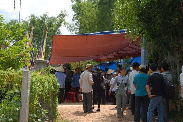 Bà con lối xóm đến chia buồn cùng gia đình nạn nhân.