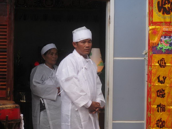 Xom nho tien dua doi vo chong gia mot doi tan tao hinh anh