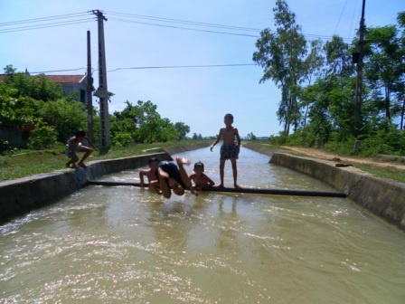 Dua gion, day thieu nien 16 tuoi xuong song chet duoi hinh anh