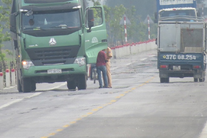 Sau khi “trình giấy” chưa đầy 5 giây, các tài xế lại tiếp tục lưu thông (ảnh chụp chiều 21/9).