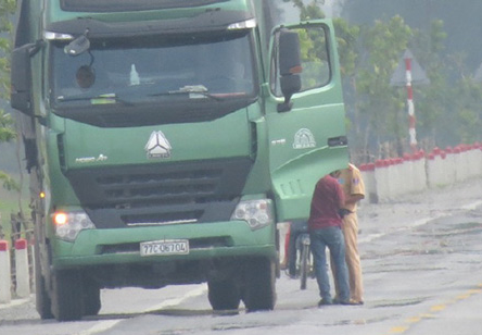 Canh sat giao thong Nghe An xu trong… bong toi hinh anh