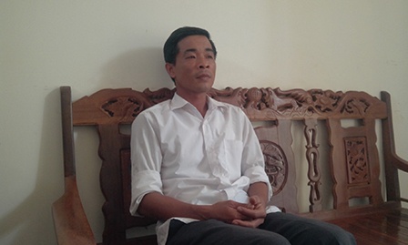 Ông Đào Bình Quân, Phó trưởng công an xã Đồng Ích trao đổi với PV.