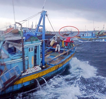 Đội tàu truy sát bao vây con tàu của thuyền trưởng Phạm Bá Quang (được khoanh tròn) vào giữa trước khi đâm chìm. (Ảnh do thuyền viên cung cấp).