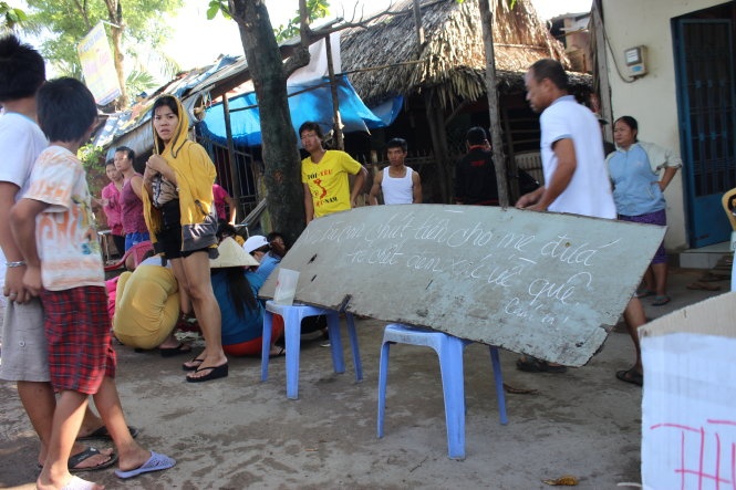 Nguoi dan dung bang quyen tien dua be bi xe can ve que hinh anh