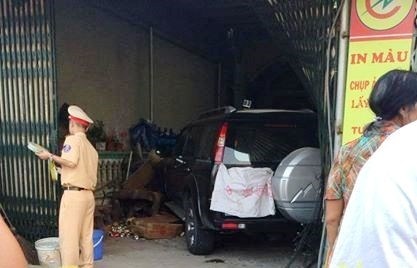 Oto bien xanh dam chet nguoi roi lao thang vao nha dan hinh anh