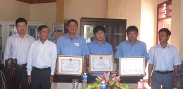 Lãnh đạo Sở GT-VT Gia Lai trao giấy khen cho 3 thành viên tổ lái.